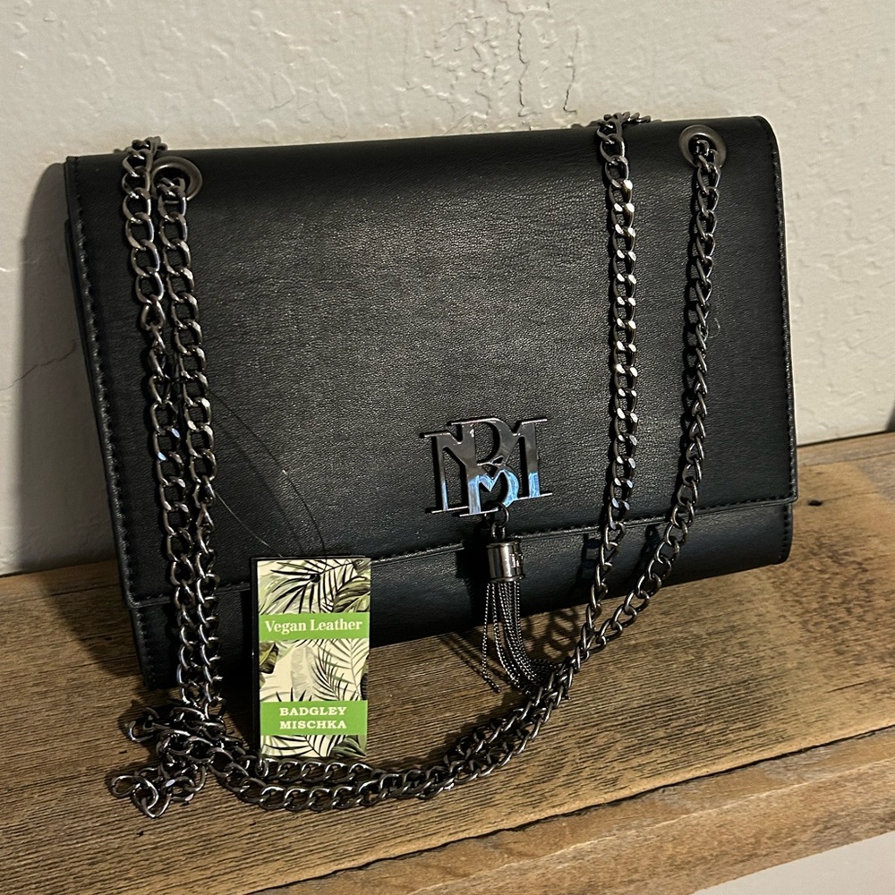NWT $129 Badgley Mischka black with gun metal chain